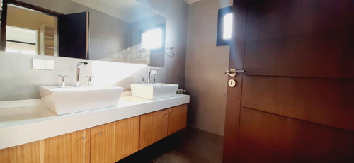 Imagen 24 de 30 de Excelente Propiedad En Venta. Amb. Lote Interno. Gran Jardín. San Francisco. Villanueva.
