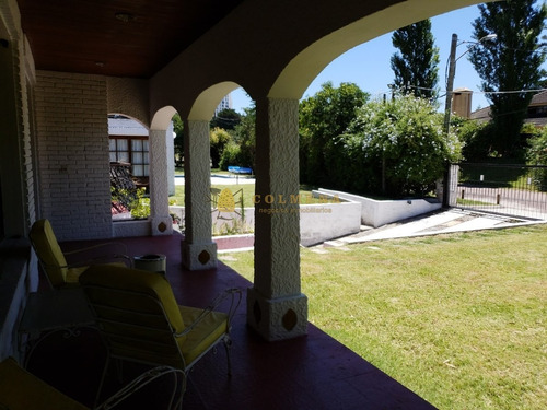 Casa En Venta En Barrio Cantegril- Ref: 2551
