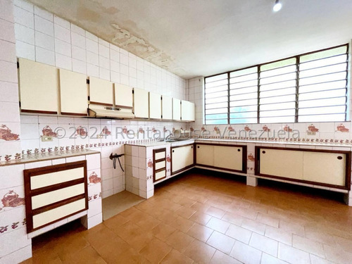 Casa En Alquiler Con Amplios Espacios En San Ignacio Maracay Estacionamiento Techado Agua Constante Estef 25-3327