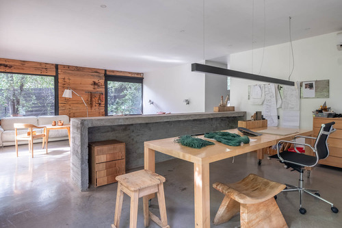 Casa Con Un Diseño Único Y Amplios Espacios