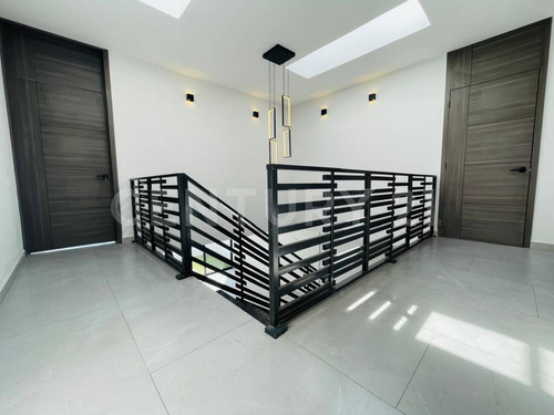 Venta Casa En Privada 3 Recamaras, 3 Baños, Con Jardín Y Sótano, Zona Cholula