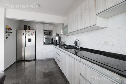 Departamento En Venta De 4 Ambientes Con Balcón Aterrazado Y 3 Cocheras Cubiertas En Morón.