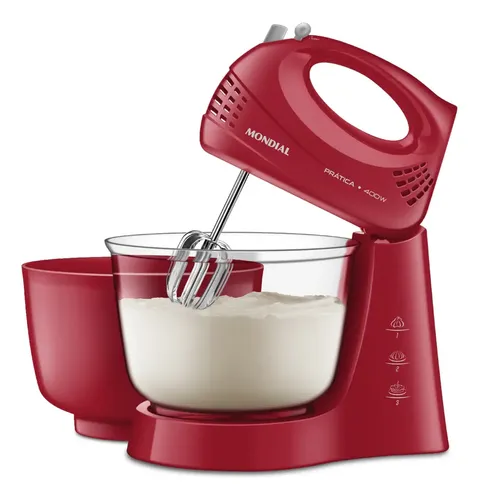 Batedeira Prática Mondial B-45-r vermelha em uso, com tigela de vidro contendo massa branca e batedores de metal.
