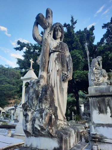 Vendo Jazigo Perpétuo No Cemitério São João Batista, Ótima Localização, Bela Escultura E Adornos