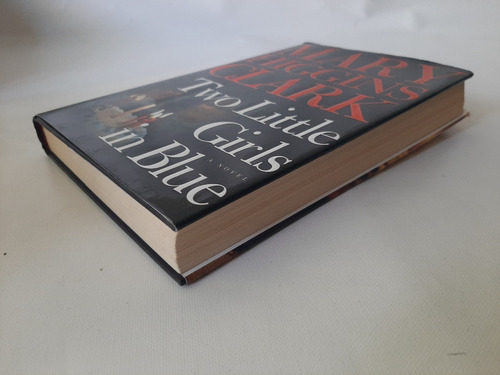 Libro Two Little Girls In Blue - Mary Higgins Clark (Usado)