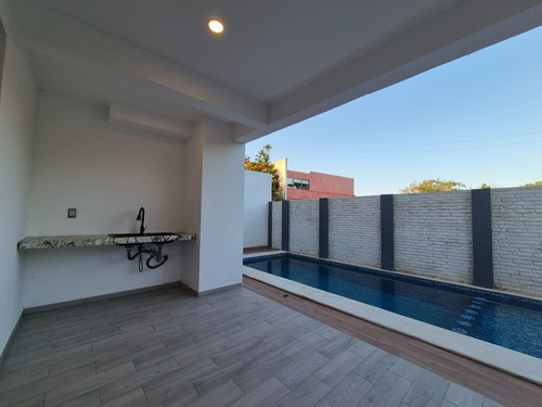 Playa De Vacas, Departamento En Venta En 1er Nivel Con Alberca.