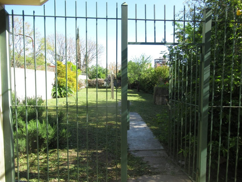 Casa En Venta De 5 Ambientes En Berazategui Centro. Apta Credito