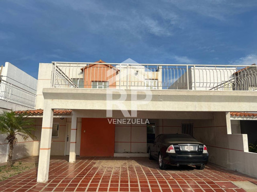 Townhouse En Obra Blanca En Circuito Cerrado De La Puerta Maraven, Punto Fijo, Falcón