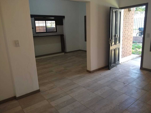 Casa Con Patio, 4 Dormitorios, 2 Baños.