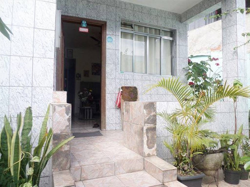 Imagem 23 de 23 de Ambientes Amplos, Arejados, Quintal, Jardim, Localizado Em Rua Que Não Enche, Proximo Do Centro De São Vicente. - Hm2207