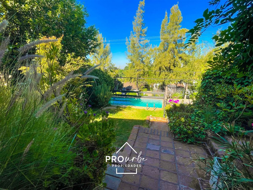 Venta Casa,los Dominicos Las Condes, 4 Dormitorios, Piscina.