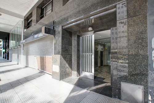 Piso De Oficinas En Excelente Ubicacion. Planta Dividida Con Muy Buena Luz Natural Y Vistas Abiertas