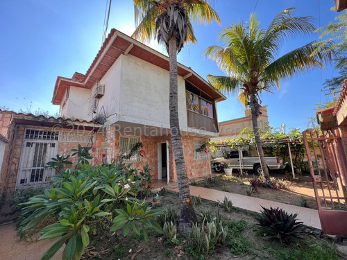 Casa En Venta De Dos Pisos En Urb Cerrada Centro De Maracay Con Pozo De Agua Seguridad 538mts   Nela 22-24233