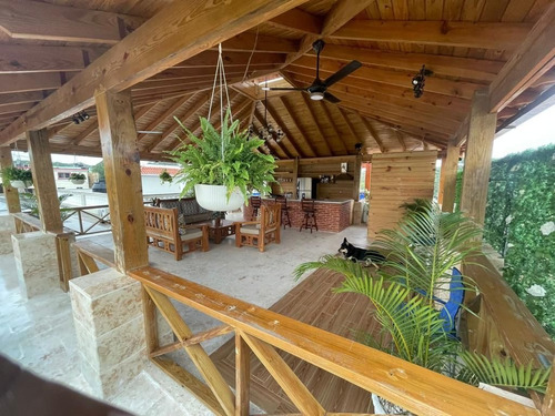 Imagen 6 de 30 de Casa De 3 Niveles Con Piscina En Santo Domingo