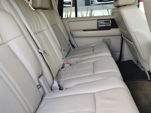 Imagen 5 de 12 de Lincoln Navigator Reserve Color Plata