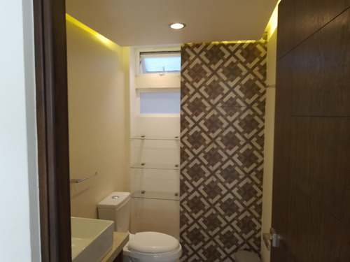 Renta Exclusivo Departamento, Amplio, Cómodo, Bien Ubicado Y De Lujo, Con Terraza, 3 Recámaras Con Closet Y Baño Cada Una, Solo 3 Unidades, Tercer Nivel Premium, Renta Ejecutiva, Cocina Integral.
