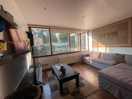 Casa En Venta De 4 Dorm. 4 Baños En Condominio En Las Condes