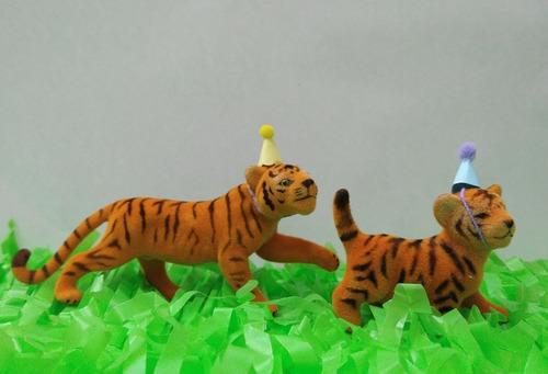 Imagen 1 de 2 de Pack X2 Animales Felpa Con Bonete Selva Safari Deco Tortas