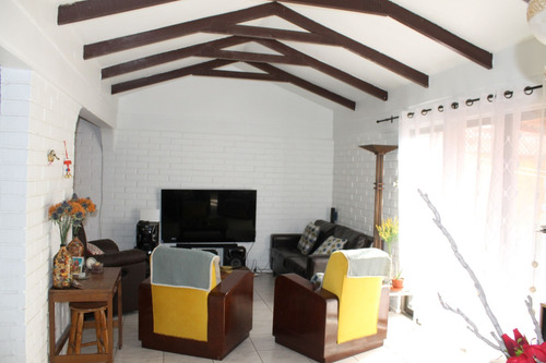 Vendo Linda Casa, 19 Florida Oriente.
