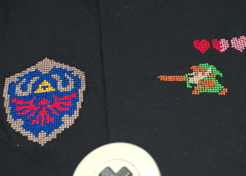 Zelda Escudo Y Espada - Playera Bordada Pixel Art Algodón