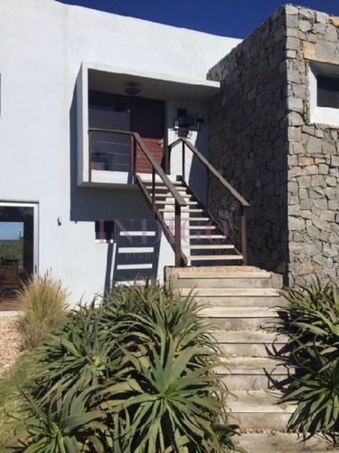 Imagen 2 de 11 de Casa En Venta En El Cultural Manantiales De 3 Dormitorios Mas Dependencia De Servicio.