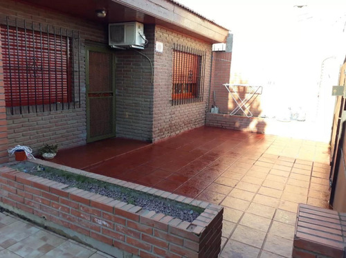 Casa En Venta - 2 Dormitorios 1 Baño - 170mts2 - Barrio Jardin - La Plata