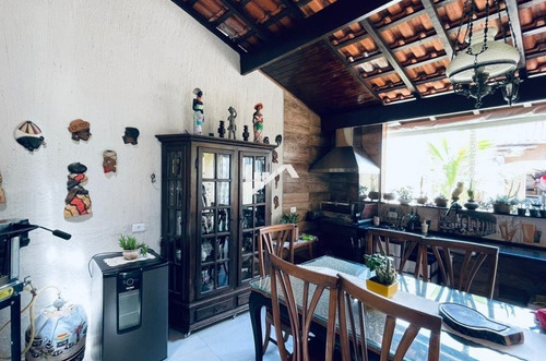 Imagem 5 de 11 de Casa De Lote Inteiro Com 03 Dormitórios E Espaço Para Piscin