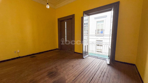 Venta Con Renta De Local Comercial Y 2 Apartamentos En Ciudad Vieja