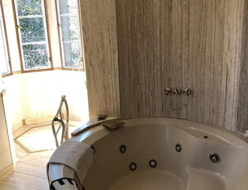 Imponente Casa De Estilo En Alvear Y Mendoza