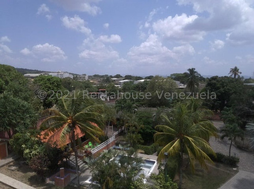 Daniela Linarez Vende Casas De Lujo De 400m2 Con Bellas Areas Comunes Como Piscina En Excelente Zona De Cabudare Con Arboles Frutales Y Todos Los Servicios Básicos Operativos
