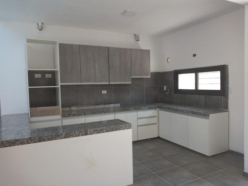 Alquilo Casas En Una Planta En Housing, Zona Sur. 3 Dormit Y 2 Baños Y 2 Dor Y 1 Baño