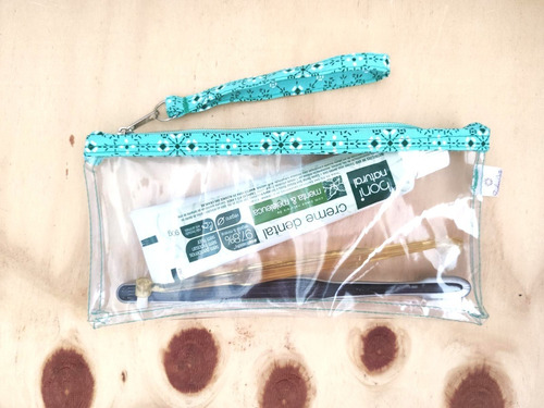 Imagem 3 de 3 de Kit Feminino Tiara Tecido Com Laço E Estojinho Transparente