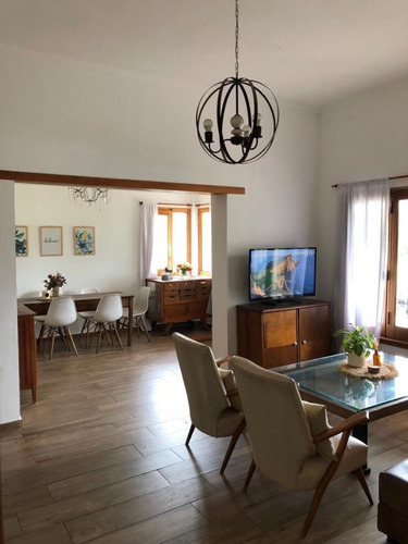 Venta Casa 2 Dormitorios Mercedes Con Cochera Sobre Amplio Terreno