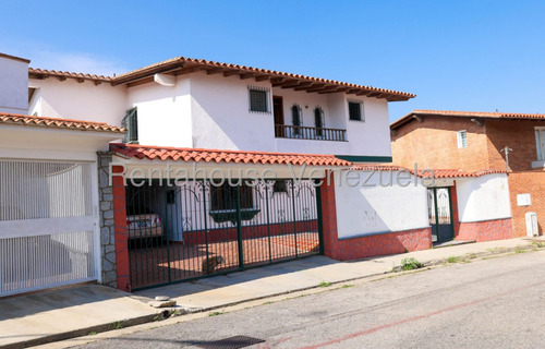 En Venta. Elegante Y Confortable Casa De Dos Niveles, Los Naranjos Del Cafetal