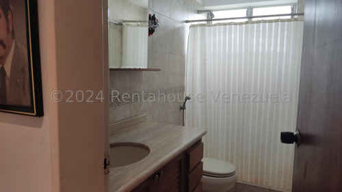Se Vende Un Amplio Apartamento En La Urbina / Gc