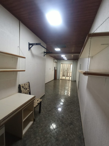 2 Casas No Mesmo Patio Com Muros Altos Separando