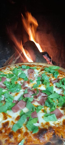 Servicio De Pizzas A La Parrilla / Cocina / Parrilla / Mozos
