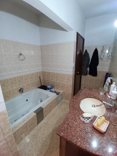 Excelente Padron Unico 288 M2 Calle Araucana A 3 De Rambla 2 Plantas Garaje 2 Autos Jardin Fondo Parrillero
