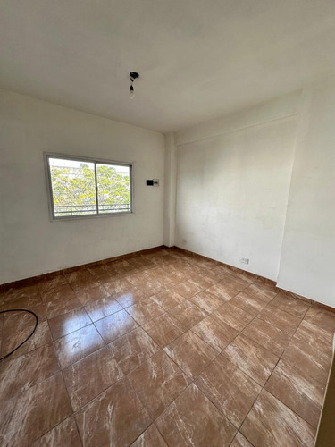 Alquiler - Villa Madero - Departamento 3 Ambientes Con Patio - 2do. Piso Por Escalera- Sin Expensas
