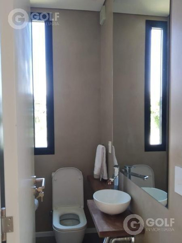 Vendo Casa En Propiedad Horizontal Con 4 Dormitorios, Piscina Y Parrillero, Con Renta, Carrasco