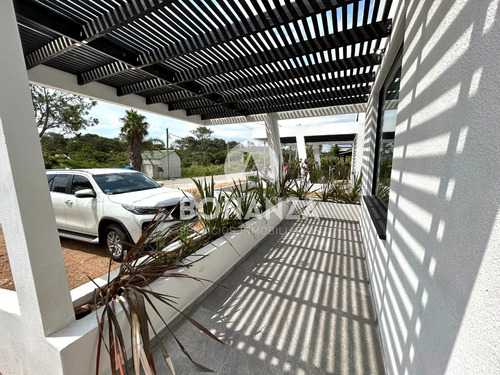 Punta Colorada - Piriápolis. Casa En Venta Con Piscina, 50 Metros De La Playa.