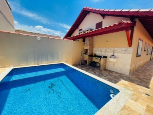 Imagem 3 de 12 de Casa No Bairro Balneário Plataforma, Em Mongaguá, Litoral Sul De São Paulo, Localizada No Lado Praia. Imóvel Com 125 M² De Terreno Sendo 72 M² De Área Construída. Possui Piscina, Churrasqueira E Vaga