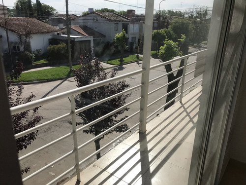 Imagen 2 de 12 de Departamento Con Balcón Sobre Avellaneda