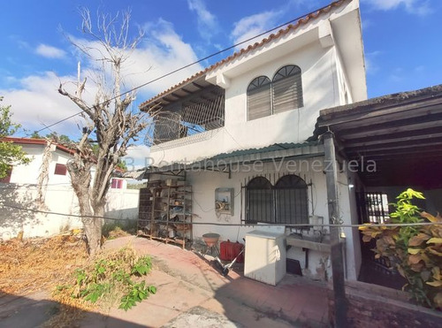 Raiza Suarez Vende De Oportunidad, En Pleno Este De Barquisimeto, Bella Casa De Dos  Pisos Con Terreno De 320mts2 En Urbanización Segura Y  Privada, Ideal Para Remodelar A Tu Gusto 2 4   1  3  0  9  1