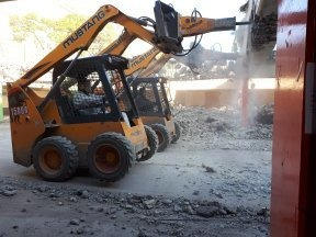 Imagen 8 de 10 de Alquiler Minicargadora Martillo Hidraulico Hoyadora