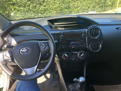 Toyota Etios 1.5 XS 6M/T Sedan 4 puertas