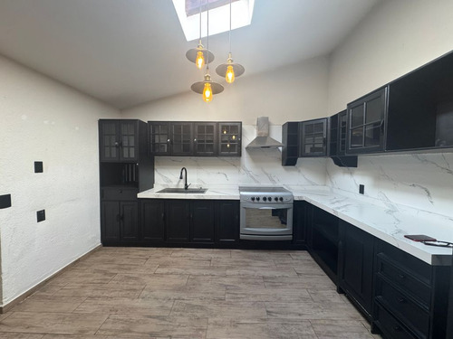 Casa En Venta De 1 Piso En Residencial La Virgen, Metepec, En Frente Del Parque Bicentenario