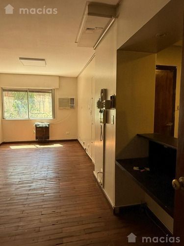 Amplia Oficina En Alquiler En City Bancaria, 5 Privados, Baños, Recepción Piso Bajo.