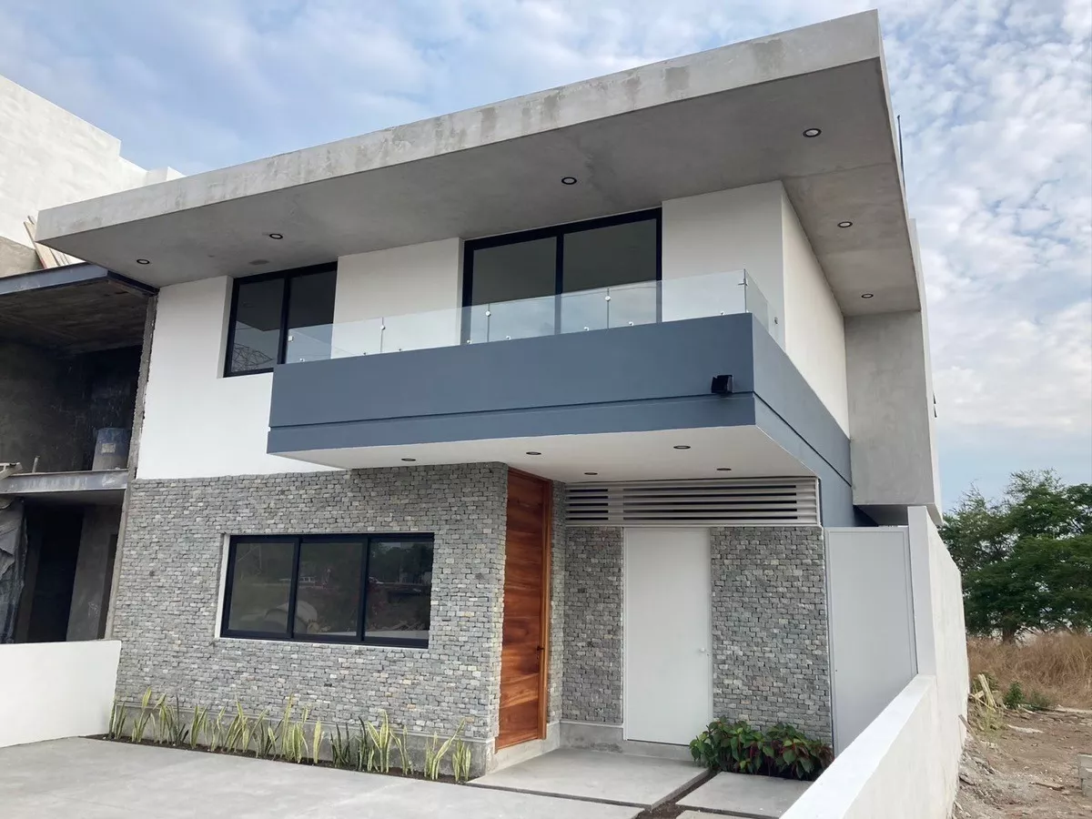 Residencia De Lujo En Condominio Zona Norte Colima