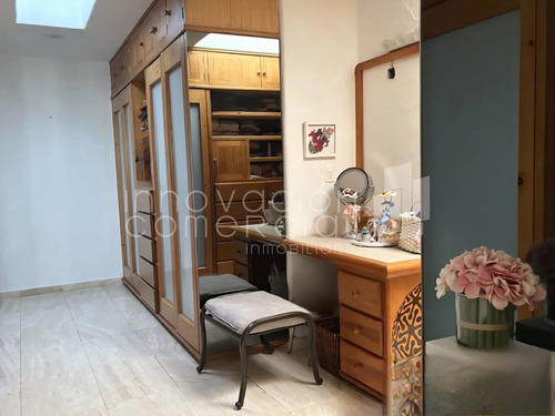 Casa En Venta En Jacarandas Qro, Con 4 Habitaciones